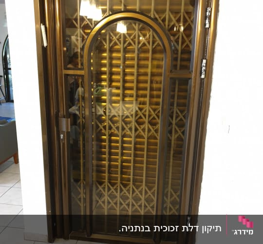 דלת זכוכית עם סורגים מתכתיים